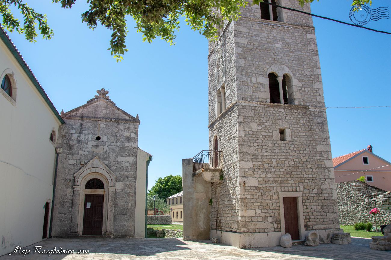 Na strani zvonika na crkvu se naslanja pobočna kapela sv. Marcele, zvane Gospa od Zečeva