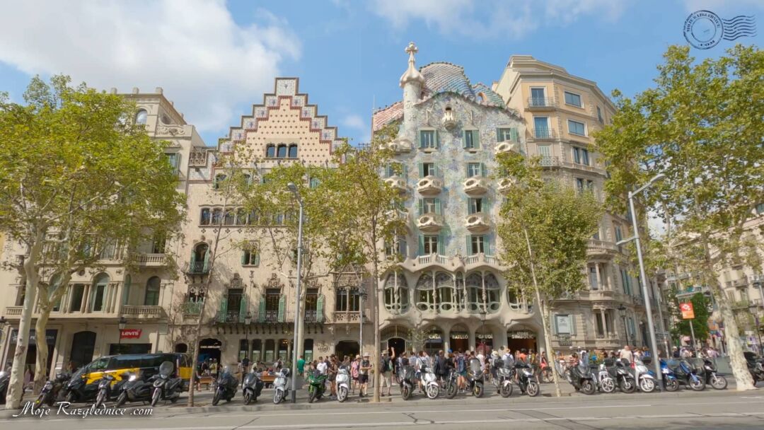 Osim Gaudíjevih remek-djela, ulica je dom brojnim drugim modernističkim zgradama, kao što su Casa Amatller i Casa Lleó Morera, što je čini savršenim mjestom za ljubitelje arhitekture i povijesti umjetnosti. Šetnja Passeig de Gràciom pruža jedinstven uvid u bogatu arhitektonsku baštinu Barcelone, a istovremeno nudi priliku za uživanje u luksuznom shoppingu, s brojnim međunarodnim i španjolskim dizajnerskim markama.